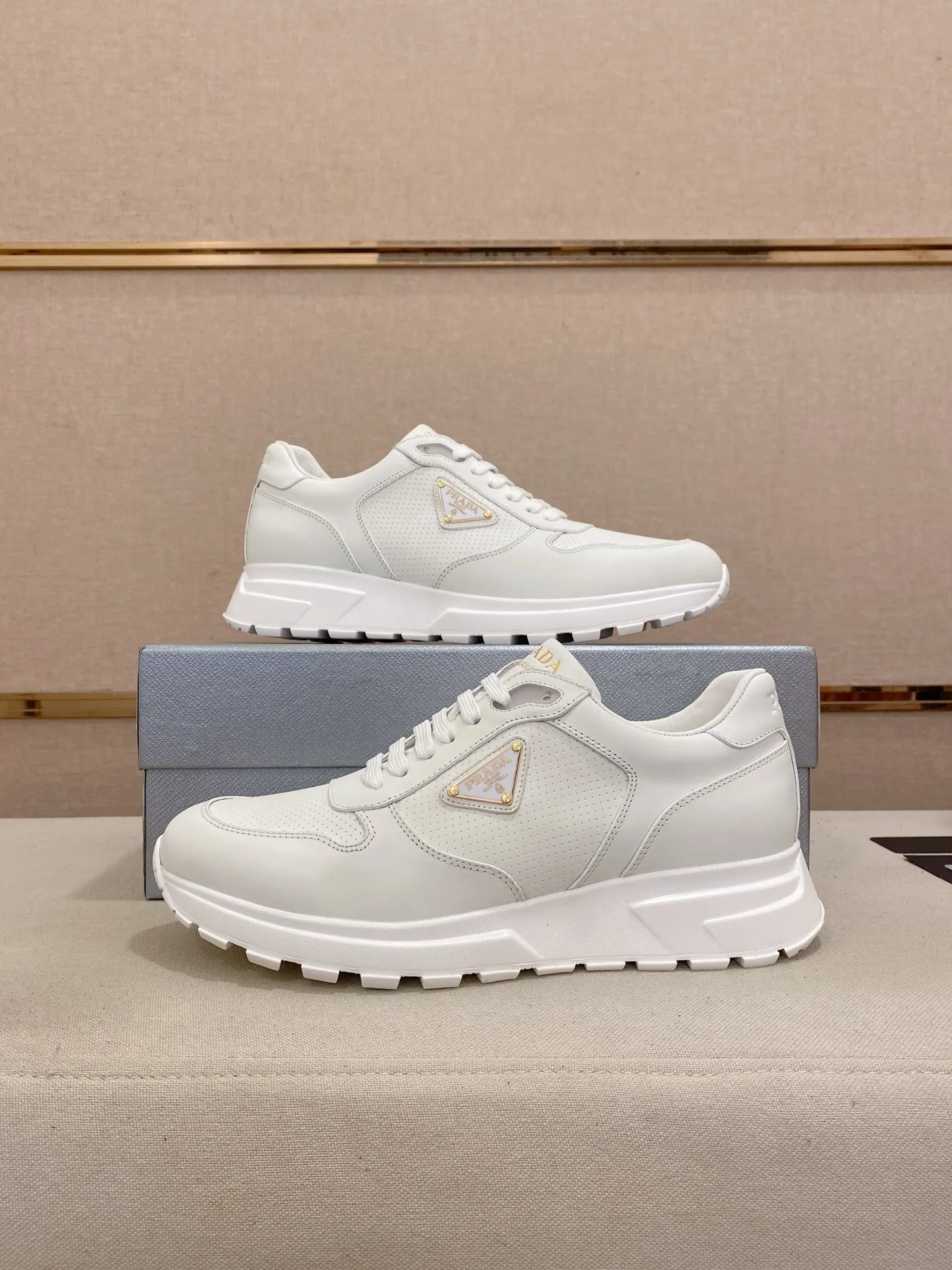Men's shoes 💰 580💰 ✔️✔️✔️High-quality new PRADA counters are launched at the same time. The new men's shoes and 😘fabrics are selected from imported first-layer cowhide and are made by pure handcrafts. Lining: Full cowhide lining. 👍🏿 High-end ☄️ air-cushion molded anti-slip rubber outsole, exquisite lines, simple and elegant, comfortable and high-end for leisure travel. Code number: 38 to 44 (45 can be customized and cannot be returned or exchanged)